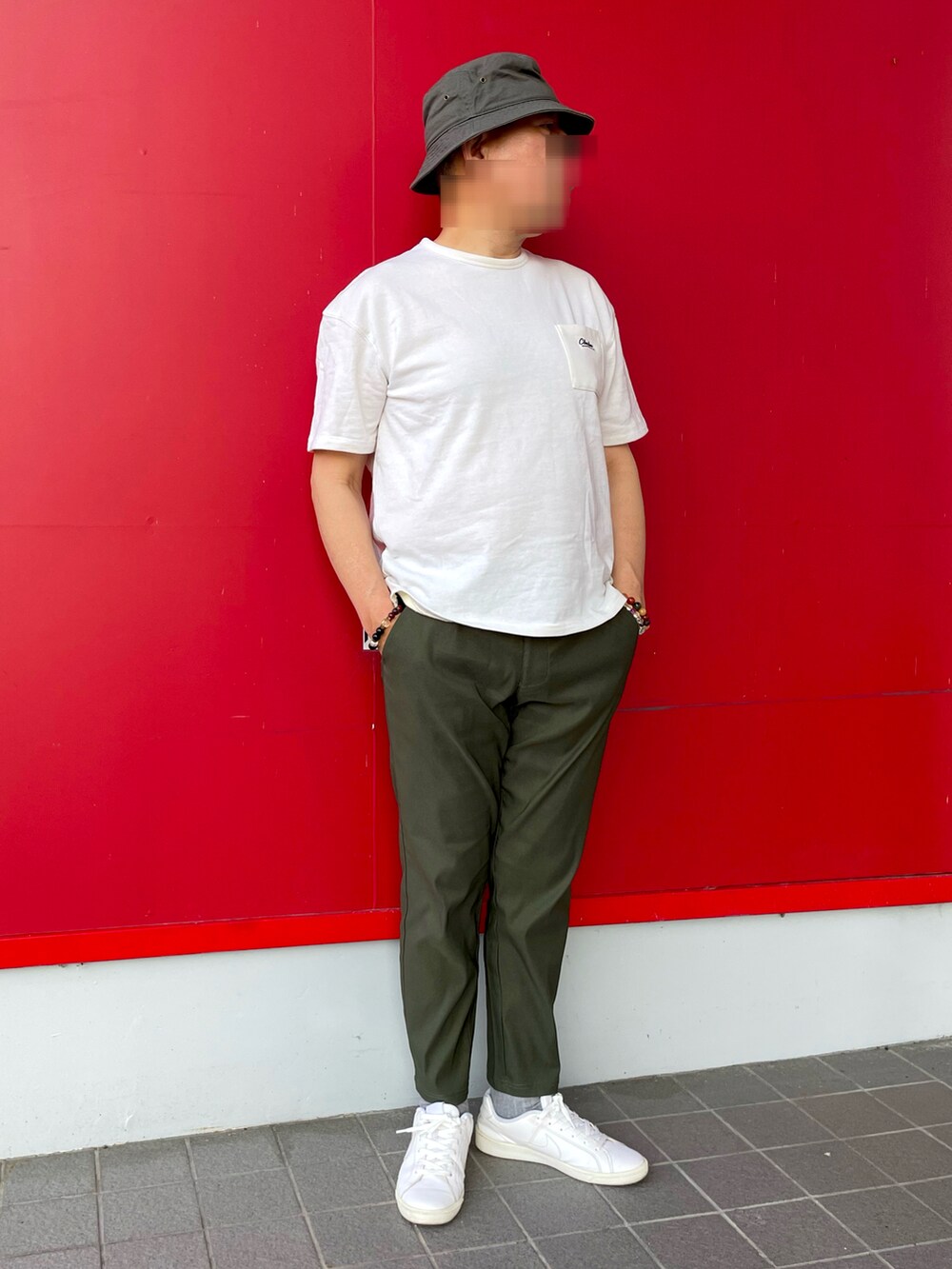 「スウェットTシャツ、スウェットTシャツコーデ、シンプルコーデ、テーパードパンツ、白スニーカー、バケットハット、オリーブグリーン」｜「しまむらのアイテム（その他パンツ、グリーン系）」を使った、Yukioさん（メンズ・173cm）の夏コーディネートの2枚目の写真