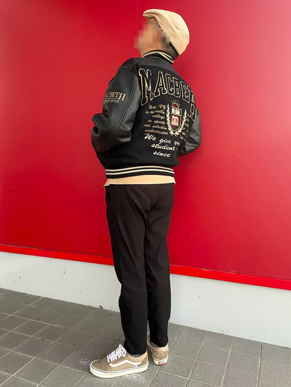 「アワードジャケット、スタジャン 黒、ベージュスウェット、テーパードパンツ、ベージュスニーカー、ハンチング、macbeth、GAP、しまむら、VANS OLDSKOOL、冬コーデ」｜「しまむらのアイテム（その他パンツ、ブラック系）」を使った、Yukioさん（メンズ・173cm）の冬コーディネートの4枚目の写真