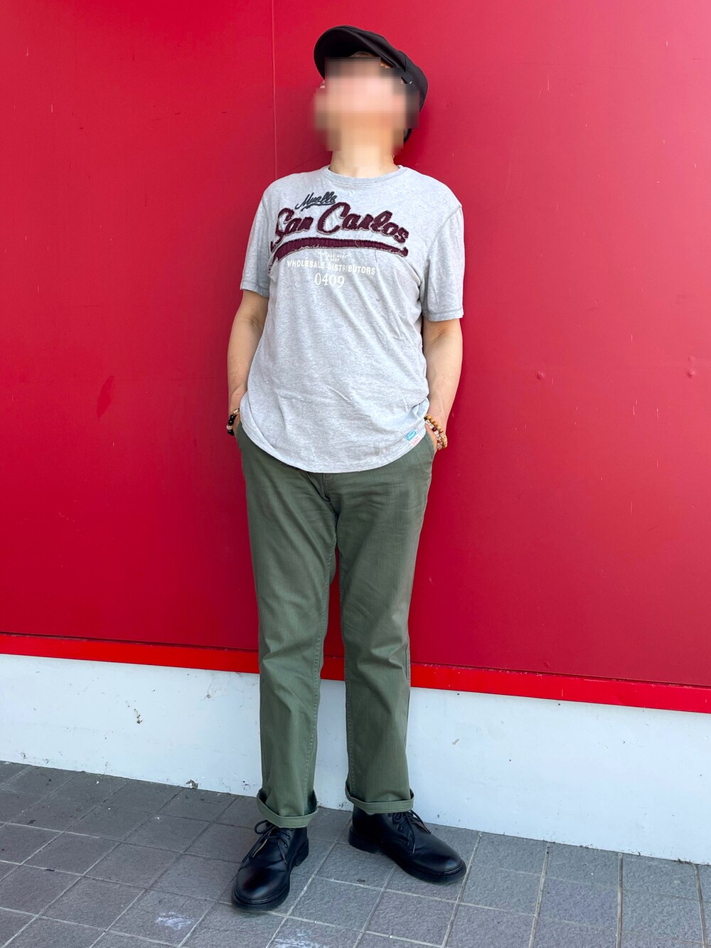 「アメカジコーデ、ワークスタイル、夏コーデ、アツいコーデ全部見せ、ワッペンTシャツ、ロゴT、next、tk.TAKEO KIKUCHI、無印良品、back number、オリーブグリーン」｜「tk.TAKEO KIKUCHIのコットンパンツ（チノパンツ、グリーン系）」を使った、Yukioさん（メンズ・173cm）の夏コーディネートの4枚目の写真