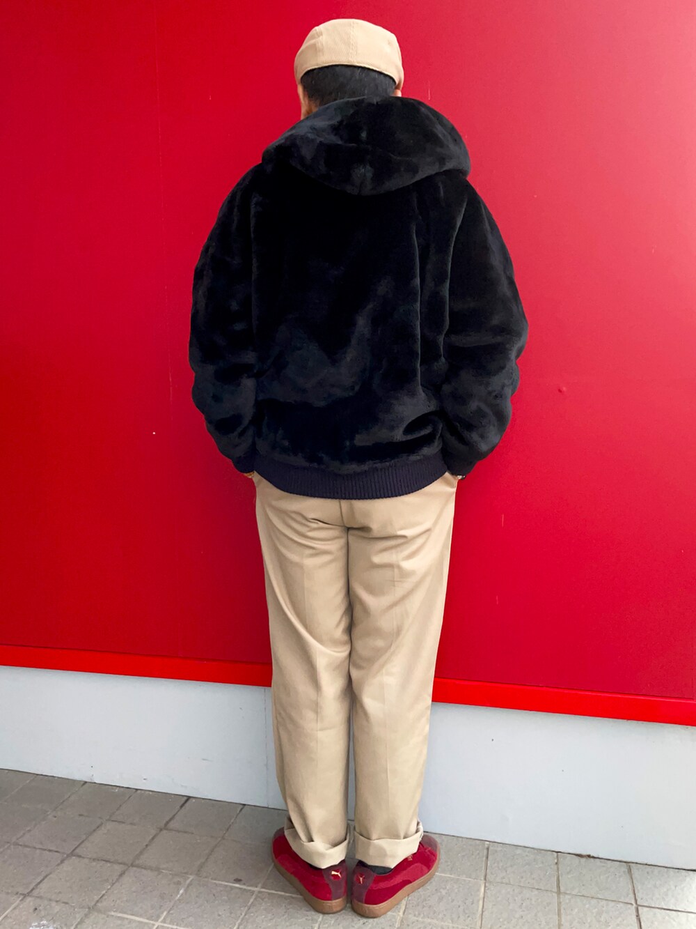 「私の推しブランド、冬コーデ、ファーパーカー、ロゴニット、ワークパンツ、チノパン、赤スニーカー、Quicksilver、Dickies、PUMA、puma suede、Dickies874」｜「Dickiesの874 ワークパンツ（チノパンツ、ベージュ系）」を使った、Yukioさん（メンズ・173cm）の冬コーディネートの4枚目の写真