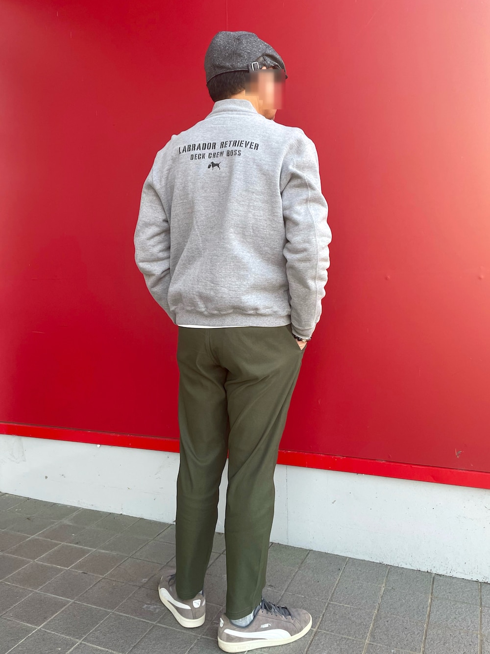 「最近のいい感じコーデ、スウェットMA-1、MA-1、ロンT、テーパードパンツ、グレースニーカー、ハンチング、dj honda、Labrador Retriever、しまむら、puma suede」｜「しまむらのアイテム（その他パンツ、グリーン系）」を使った、Yukioさん（メンズ・173cm）の春コーディネートの3枚目の写真