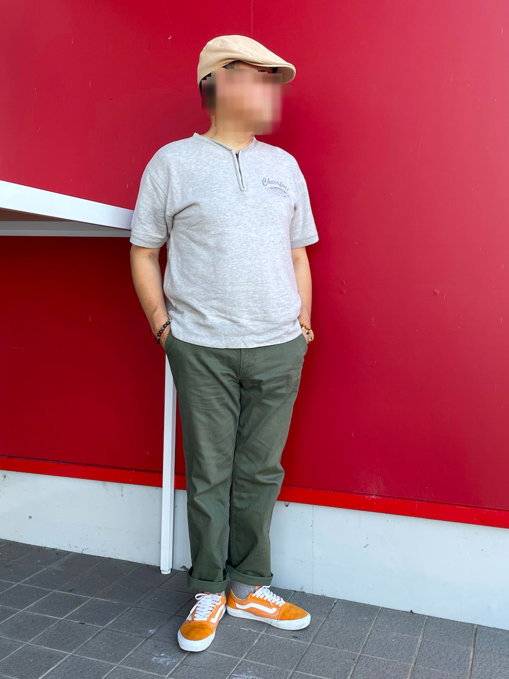 「ハーフジップスウェットTシャツ、スウェットTシャツ、コットンパンツ、夏コーデ、ハンチング、オレンジスニーカー、オリーブグリーン、お洒落さんとつながりたい、tk.TAKEO KIKUCHI、VANS OLDSKOOL」｜「tk.TAKEO KIKUCHIのコットンパンツ（チノパンツ、グリーン系）」を使った、Yukioさん（メンズ・173cm）の夏コーディネートの2枚目の写真
