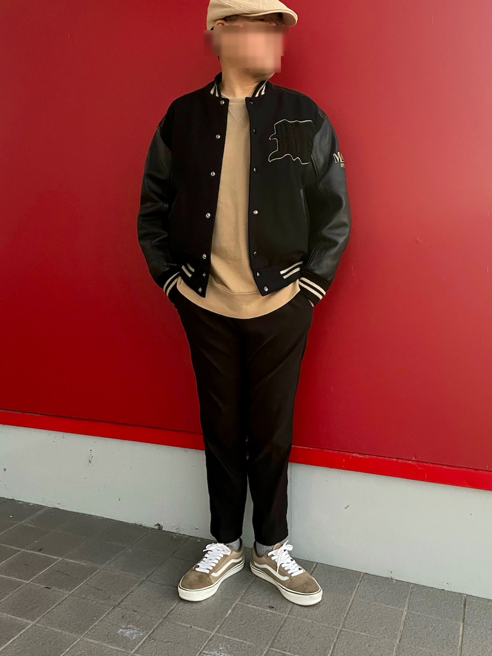 「アワードジャケット、スタジャン 黒、ベージュスウェット、テーパードパンツ、ベージュスニーカー、ハンチング、macbeth、GAP、しまむら、VANS OLDSKOOL、冬コーデ」｜「しまむらのアイテム（その他パンツ、ブラック系）」を使った、Yukioさん（メンズ・173cm）の冬コーディネートの2枚目の写真
