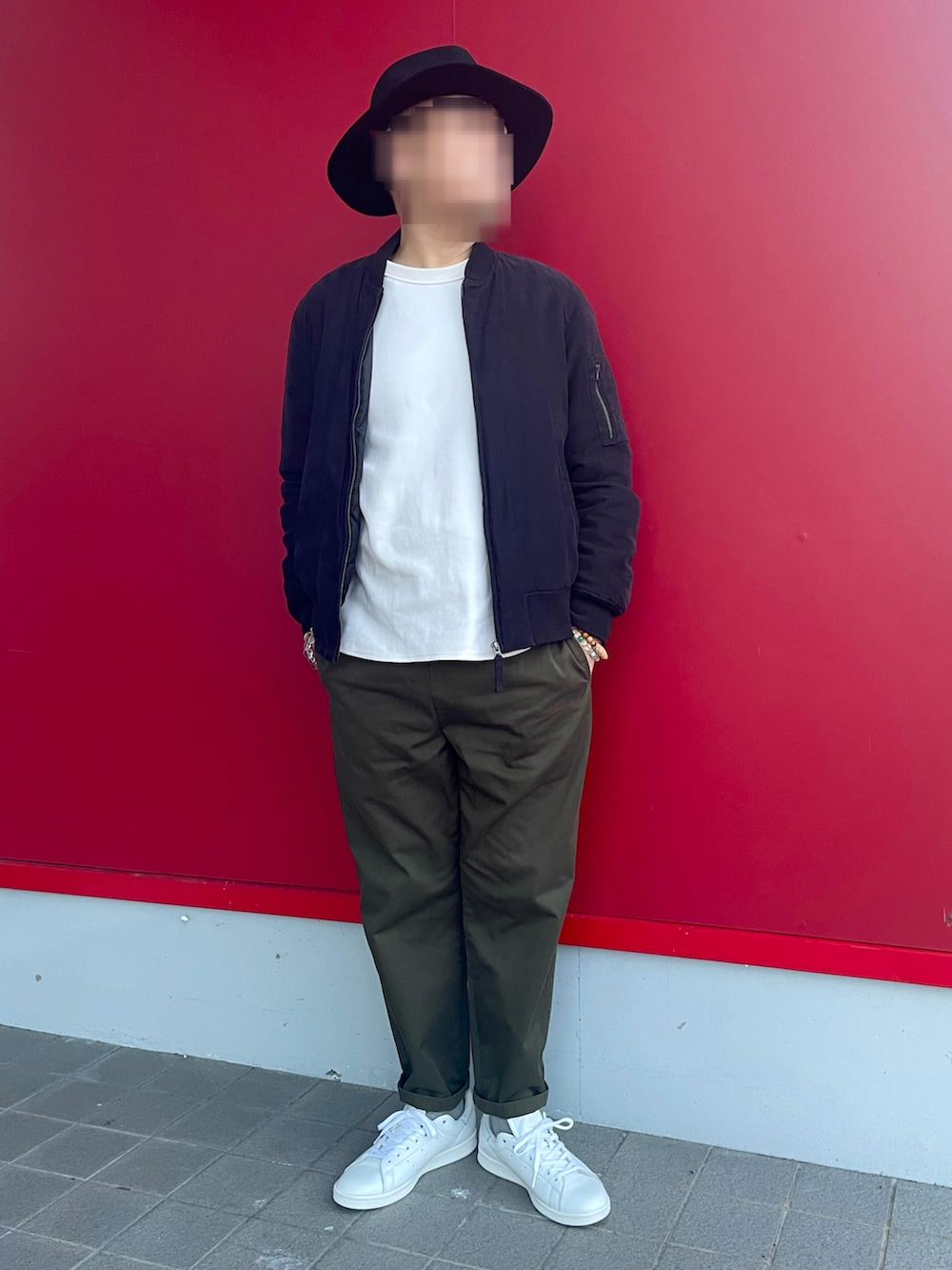 「今日のコーデ、MA-1、ヘビーウェイトロングスリーブT、シェフパンツ、中折れハット、白スニーカー、DETAILS、GU、UNIQLO、adidas originals、stan smith、オールホワイトスニーカー」｜「adidas OriginalsのSTAN SMITH  CQ2198（スニーカー、ホワイト系）」を使った、Yukioさん（メンズ・173cm）の春コーディネートの2枚目の写真