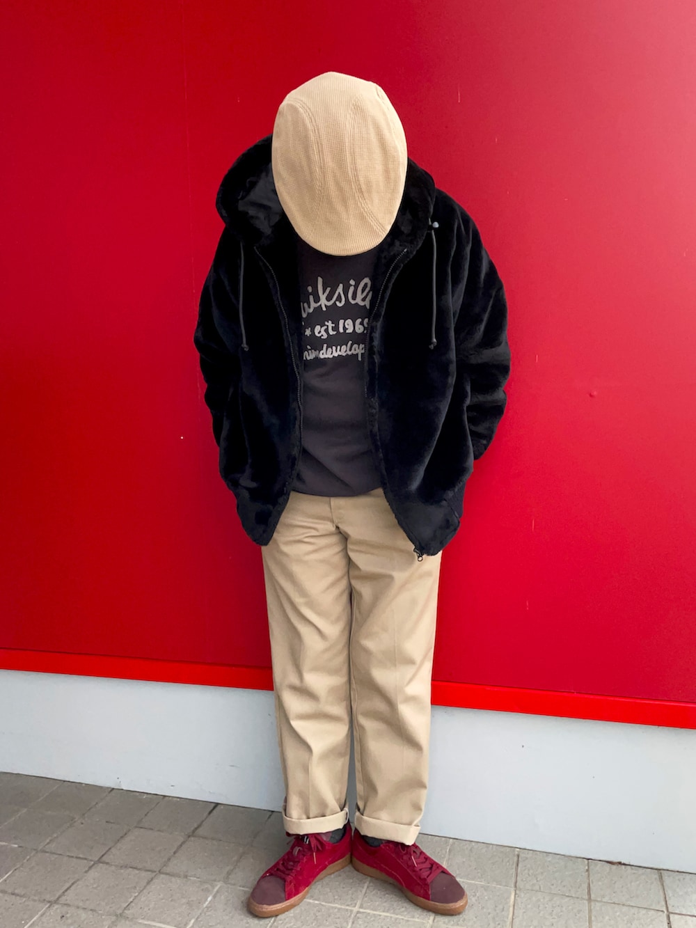 「私の推しブランド、冬コーデ、ファーパーカー、ロゴニット、ワークパンツ、チノパン、赤スニーカー、Quicksilver、Dickies、PUMA、puma suede、Dickies874」｜「Dickiesの874 ワークパンツ（チノパンツ、ベージュ系）」を使った、Yukioさん（メンズ・173cm）の冬コーディネートの5枚目の写真