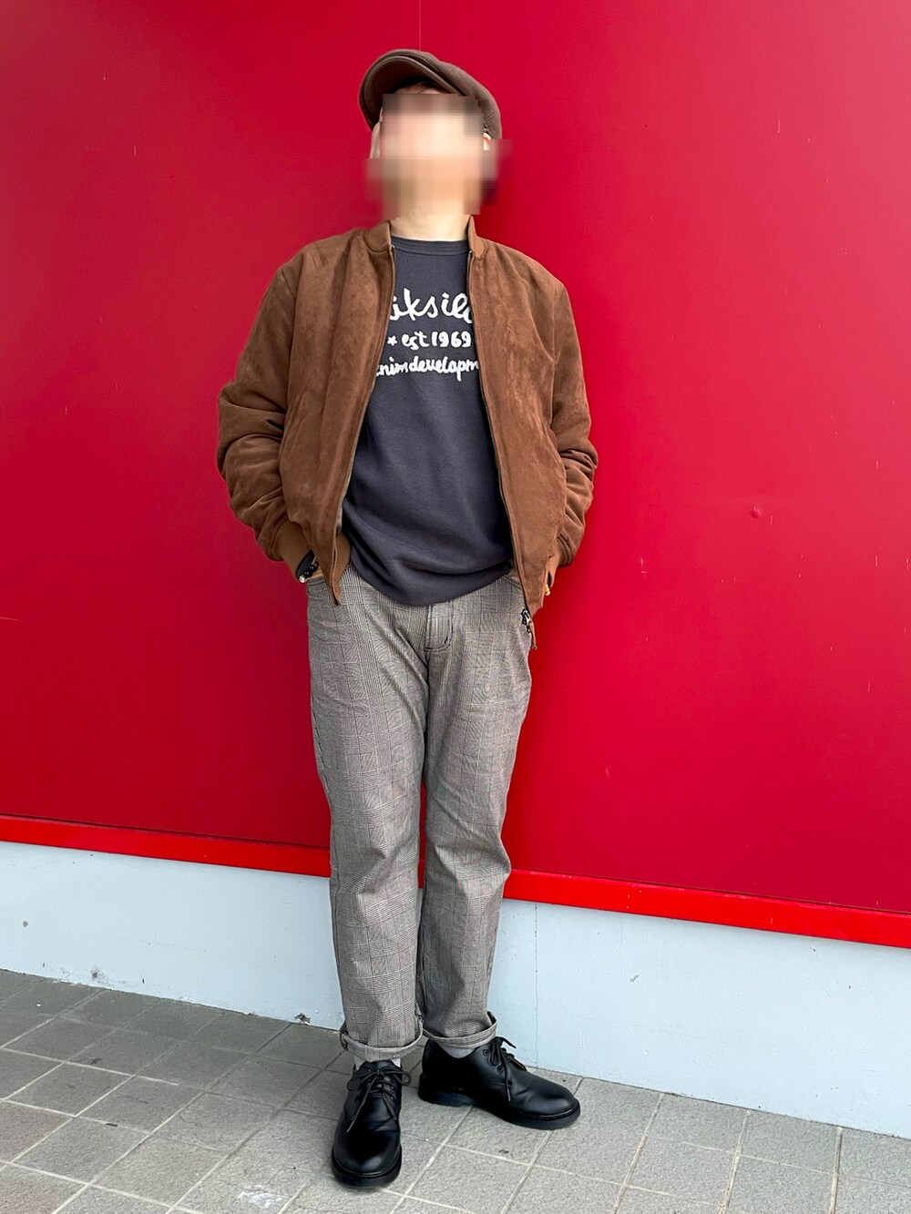 「MA-1、MA-1ジャケット、MA-1コーデ、ロゴニット、グレンチェックパンツ、ハンチング、ポストマンシューズ、まだまだ寒い、差し色(ピンク)、UNIQLO、TK MIXPICE、Quiksilver、Wrangler、back number、きれいめカジュアル」｜「Wranglerのアイテム（その他パンツ、グレー系）」を使った、Yukioさん（メンズ・173cm）の春コーディネートの3枚目の写真