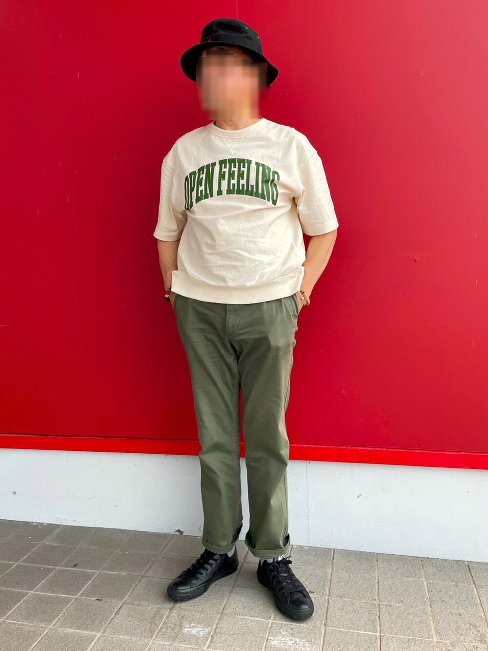 「みんなの白Tフェス、オーバーサイズ、スウェットTシャツ、カレッジロゴ、コットンパンツ、チノパン、バケットハット、レザースニーカー、Polo Ralph Lauren、GU、tk.TAKEO KIKUCHI、converse all star」｜「tk.TAKEO KIKUCHIのコットンパンツ（チノパンツ、グリーン系）」を使った、Yukioさん（メンズ・173cm）の夏コーディネートの5枚目の写真