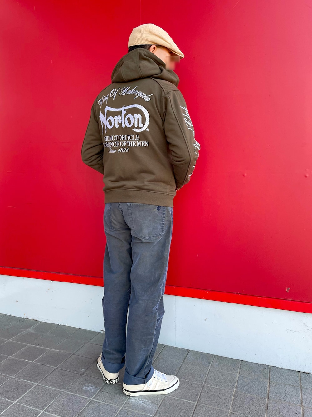 「春めき満開コーデ、ライダースパーカー、コーデュロイパンツ、ロンT、ハンチング、ハイカットスニーカー、刺繍パーカー、Norton、Timberland、adidas originals」｜「Timberlandのコーデュロイパンツ（その他パンツ、ブルー系）」を使った、Yukioさん（メンズ・173cm）の春コーディネートの3枚目の写真