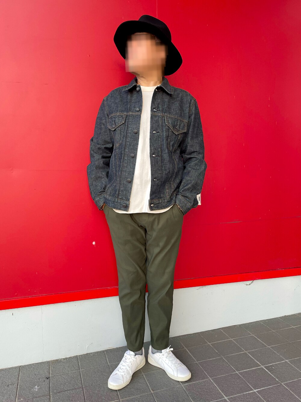 「重ね着ベストシーズン、秋冬コーデ、デニムジャケット、Gジャン、サーマルロングTシャツ、イージーパンツ、白スニーカー、中折れハット、DETAILS、GAP、GU、しまむら、NIKE」｜「しまむらのアイテム（その他パンツ、グリーン系）」を使った、Yukioさん（メンズ・173cm）の秋コーディネートの2枚目の写真