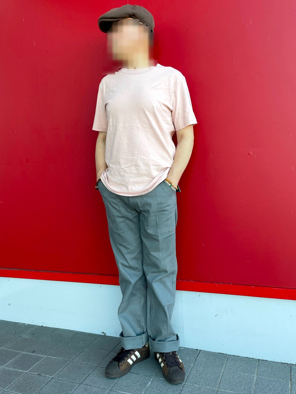 「シンプルコーデ、このスタイルがお気に入り、夏だ！Tシャツ着よう！、スモーキーピンク、ベイカーパンツ、ハンチング、TK MIXPICE、adidas superstar」｜「sortissoのベイカーパンツ（チノパンツ、グレー系）」を使った、Yukioさん（メンズ・173cm）の夏コーディネートの2枚目の写真