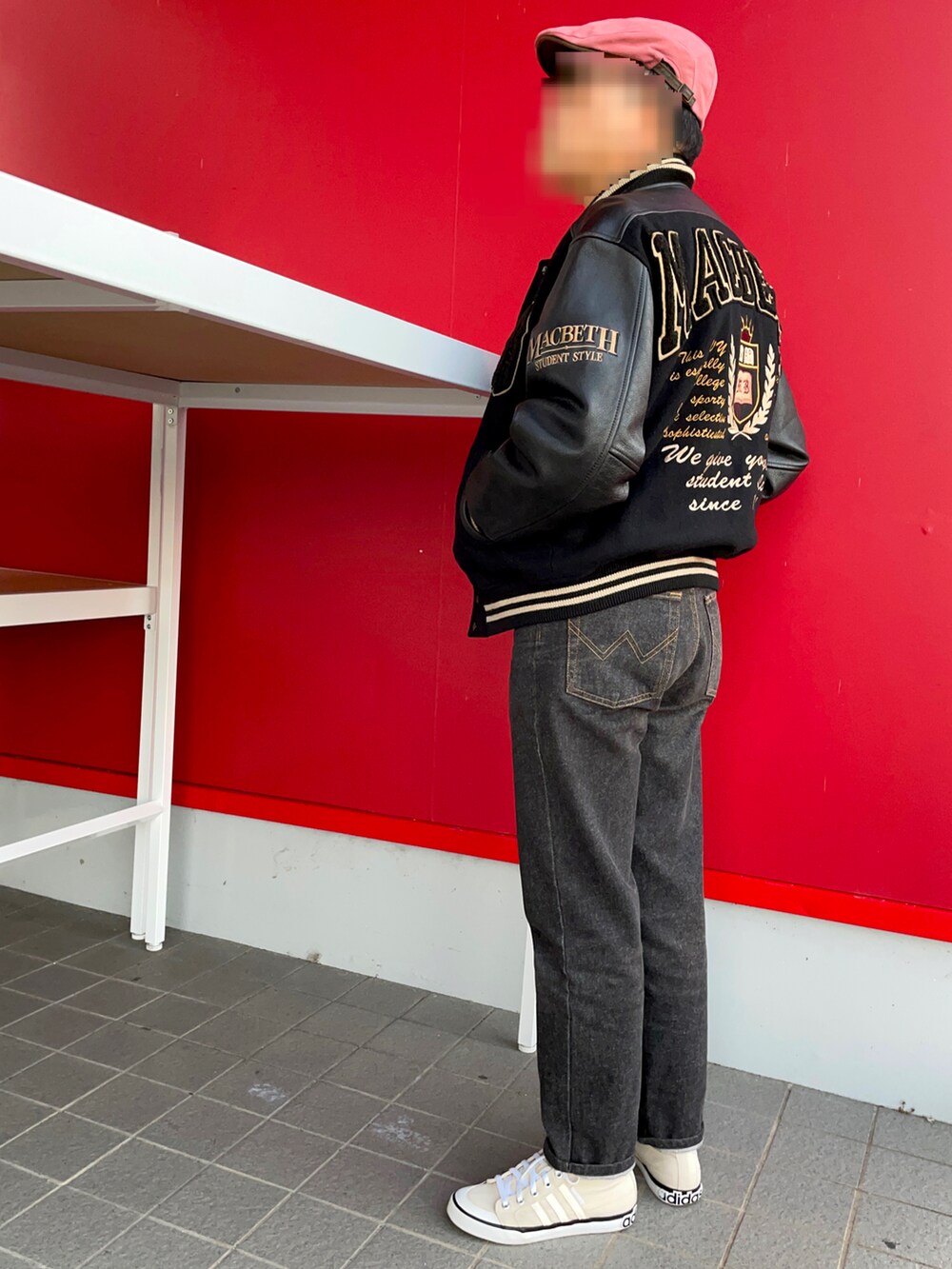 「秋冬コーデ、アワードジャケット、スタジャン 黒、ブラックデニム、ハイカットスニーカー、macbeth、EDWIN MADE IN USA、EDWIN、adidas originals、ビンテージ」｜「EDWINのEDWIN　US920　ブラックデニムパンツ　MADE IN USA（デニムパンツ、ブラック系）」を使った、Yukioさん（メンズ・173cm）の秋コーディネートの3枚目の写真