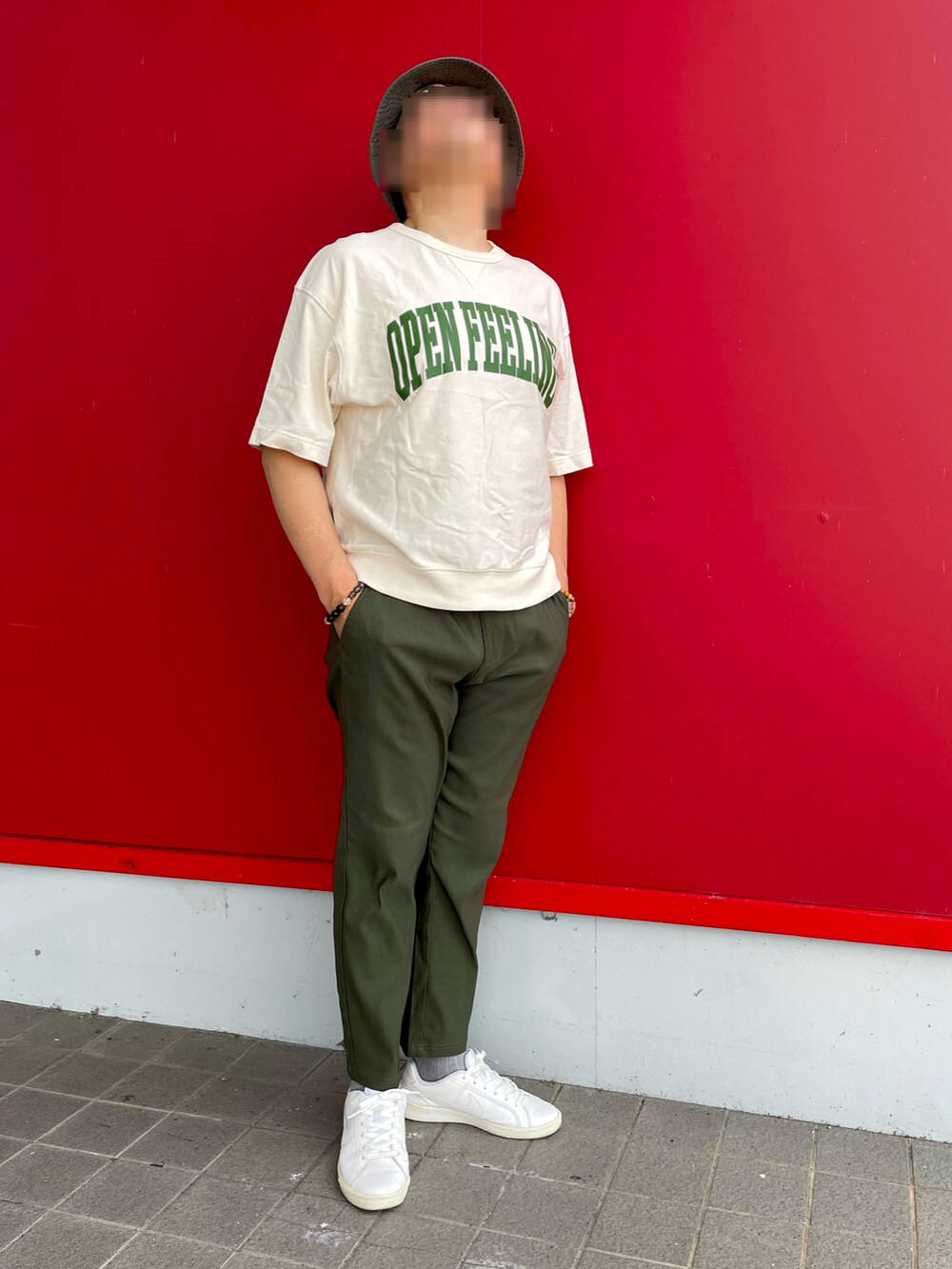 「夏コーデ、ロゴスウェットTシャツ、テーパードパンツ、バケットハット、白スニーカー、NEW HATTAN バケットハット、GU、しまむら、NIKE」｜「しまむらのアイテム（その他パンツ、グリーン系）」を使った、Yukioさん（メンズ・173cm）の夏コーディネートの4枚目の写真