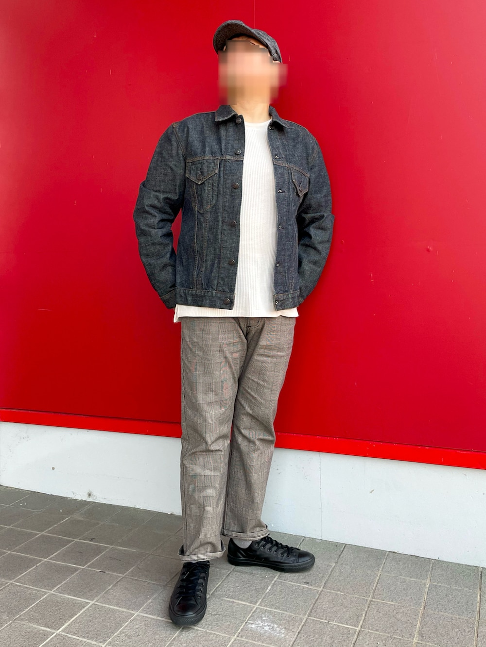 「春のおしゃ見えテクニック、デニムジャケット、Gジャン、グレンチェック、グレンチェックパンツ、ワッフルカットソー、レザースニーカー、ハンチング、春コーデ」｜「Wranglerのアイテム（その他パンツ、グレー系）」を使った、Yukioさん（メンズ・173cm）の春コーディネートの2枚目の写真