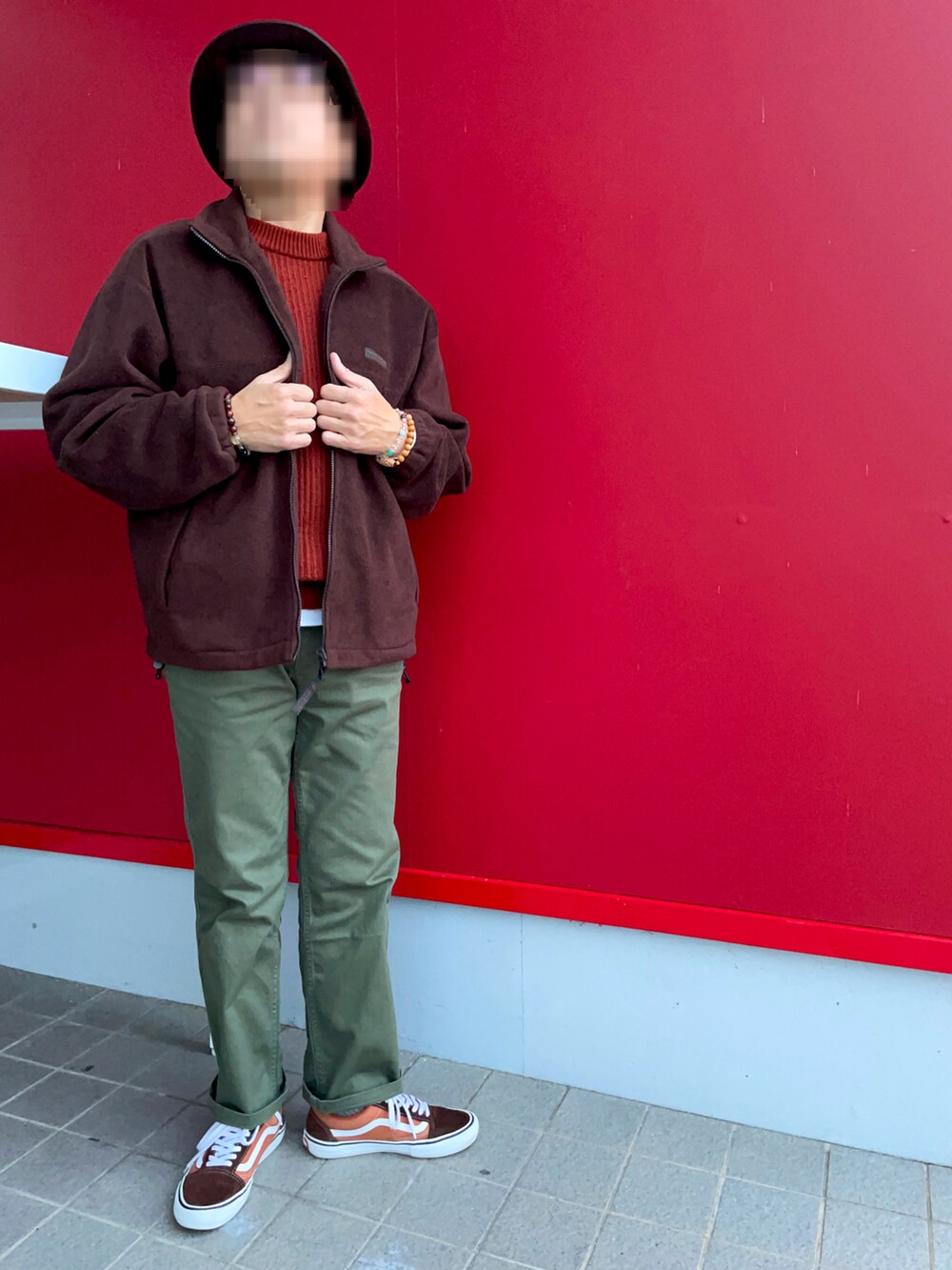 「冬コーデ、ブラウンコーデ、バケットハット、リブニット、コットンパンツ、チノパン、KANGOL、GU、tk.TAKEO KIKUCHI、VANS OLDSKOOL」｜「tk.TAKEO KIKUCHIのコットンパンツ（チノパンツ、グリーン系）」を使った、Yukioさん（メンズ・173cm）の冬コーディネートの2枚目の写真