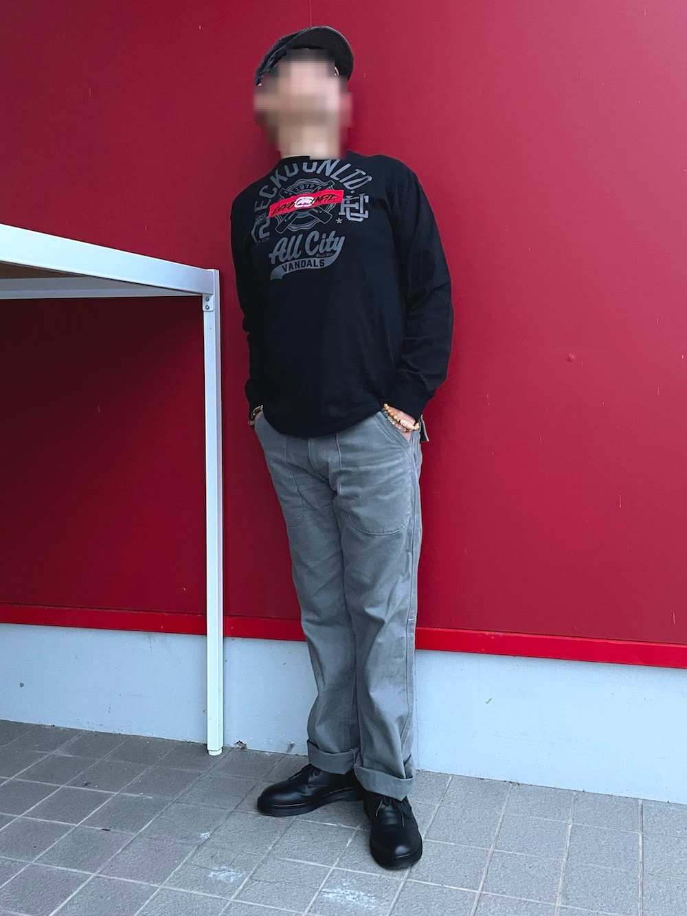 「秋コーデ、プリントロングTシャツ、刺繍ロゴ、ベーカーパンツ、ハンチング、ポストマンシューズ」｜「sortissoのベイカーパンツ（チノパンツ、グレー系）」を使った、Yukioさん（メンズ・173cm）の秋コーディネートの2枚目の写真