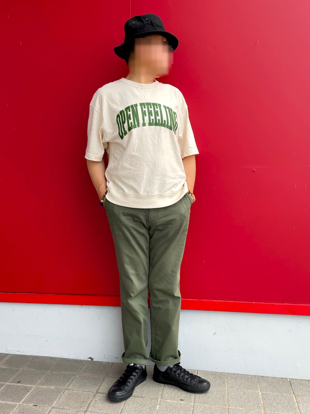 「みんなの白Tフェス、オーバーサイズ、スウェットTシャツ、カレッジロゴ、コットンパンツ、チノパン、バケットハット、レザースニーカー、Polo Ralph Lauren、GU、tk.TAKEO KIKUCHI、converse all star」｜「tk.TAKEO KIKUCHIのコットンパンツ（チノパンツ、グリーン系）」を使った、Yukioさん（メンズ・173cm）の夏コーディネートの2枚目の写真