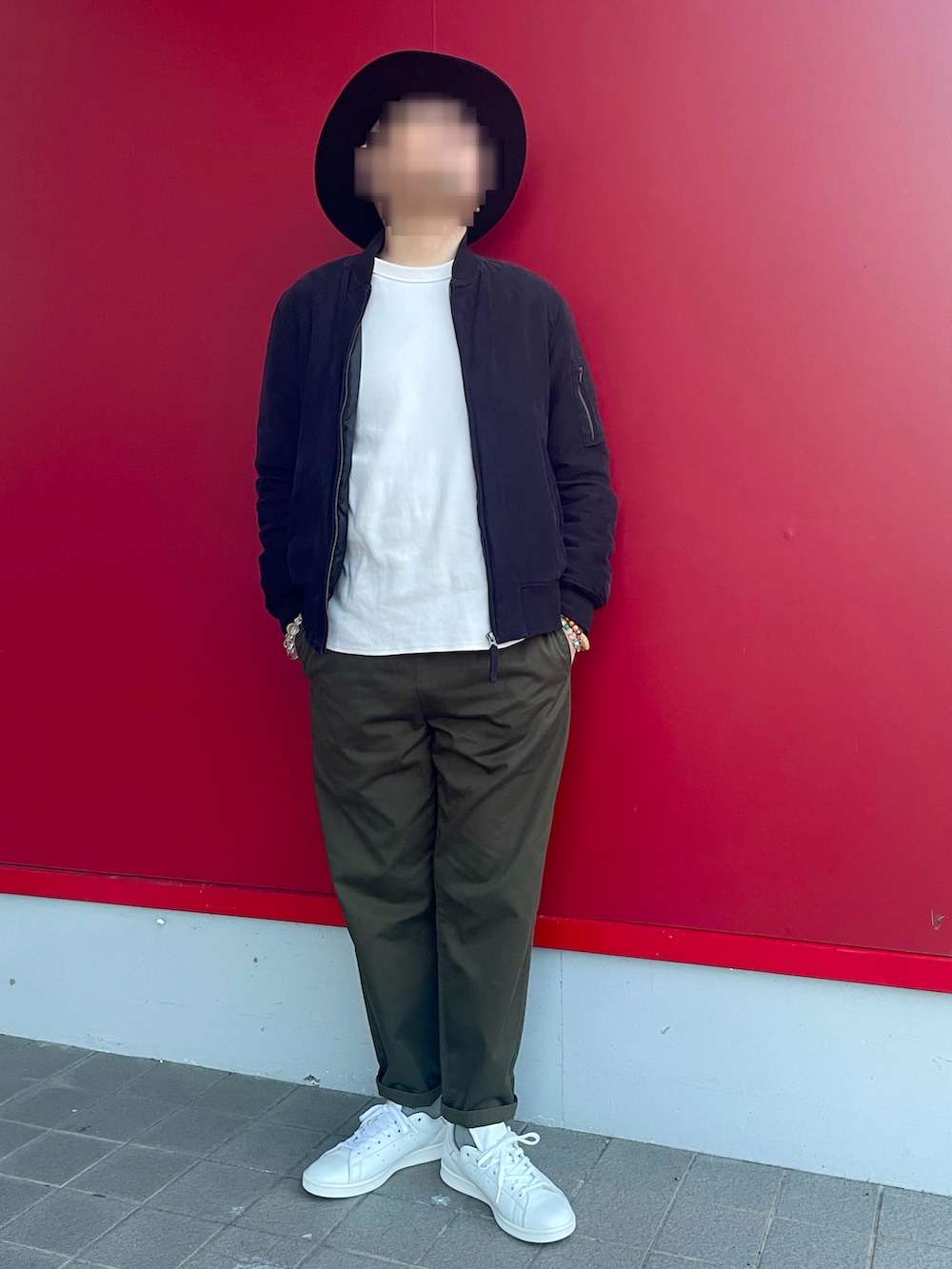 「今日のコーデ、MA-1、ヘビーウェイトロングスリーブT、シェフパンツ、中折れハット、白スニーカー、DETAILS、GU、UNIQLO、adidas originals、stan smith、オールホワイトスニーカー」｜「adidas OriginalsのSTAN SMITH  CQ2198（スニーカー、ホワイト系）」を使った、Yukioさん（メンズ・173cm）の春コーディネートの5枚目の写真