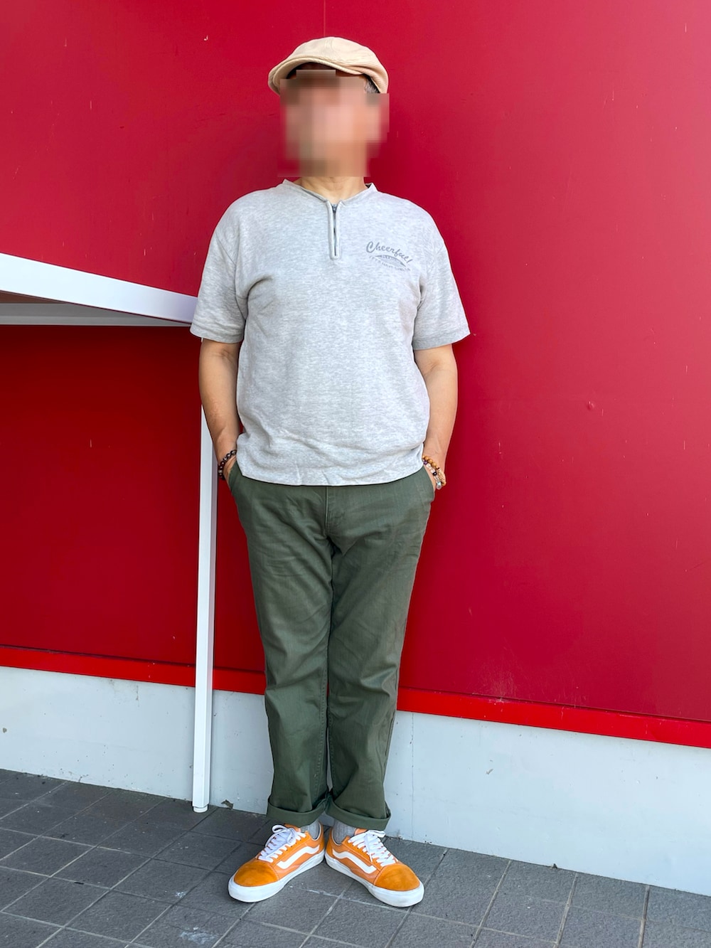「ハーフジップスウェットTシャツ、スウェットTシャツ、コットンパンツ、夏コーデ、ハンチング、オレンジスニーカー、オリーブグリーン、お洒落さんとつながりたい、tk.TAKEO KIKUCHI、VANS OLDSKOOL」｜「tk.TAKEO KIKUCHIのコットンパンツ（チノパンツ、グリーン系）」を使った、Yukioさん（メンズ・173cm）の夏コーディネートの4枚目の写真