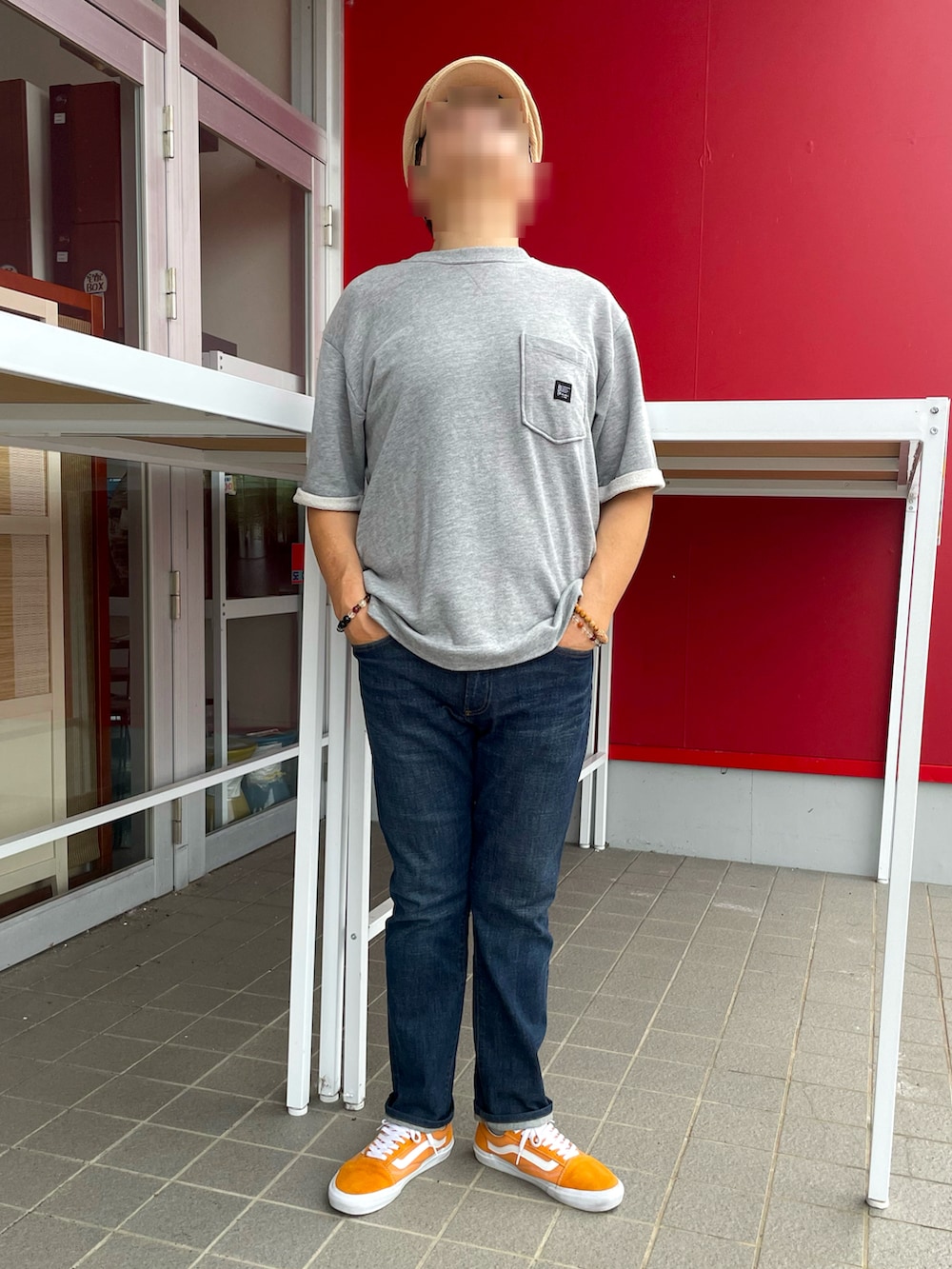 「スウェットTシャツコーデ、スウェットTシャツ、スリムデニム、ハンチング、オレンジスニーカー、ZARA、GAP、VANS OLDSKOOL」｜「GAPのアイテム（デニムパンツ、ブルー系）」を使った、Yukioさん（メンズ・173cm）の秋コーディネートの4枚目の写真