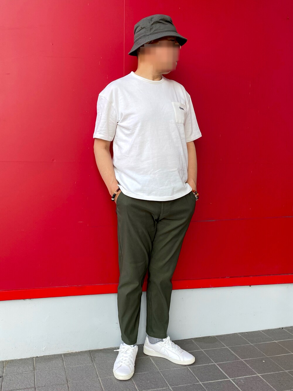 「スウェットTシャツ、スウェットTシャツコーデ、シンプルコーデ、テーパードパンツ、白スニーカー、バケットハット、オリーブグリーン」｜「しまむらのアイテム（その他パンツ、グリーン系）」を使った、Yukioさん（メンズ・173cm）の夏コーディネートの5枚目の写真