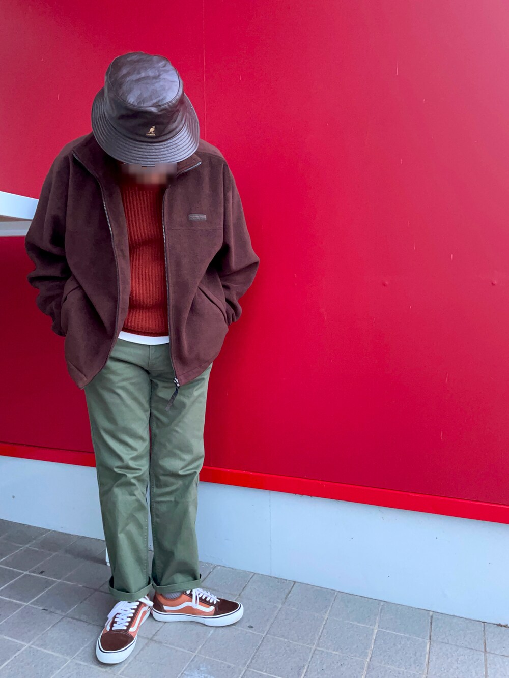 「冬コーデ、ブラウンコーデ、バケットハット、リブニット、コットンパンツ、チノパン、KANGOL、GU、tk.TAKEO KIKUCHI、VANS OLDSKOOL」｜「tk.TAKEO KIKUCHIのコットンパンツ（チノパンツ、グリーン系）」を使った、Yukioさん（メンズ・173cm）の冬コーディネートの4枚目の写真