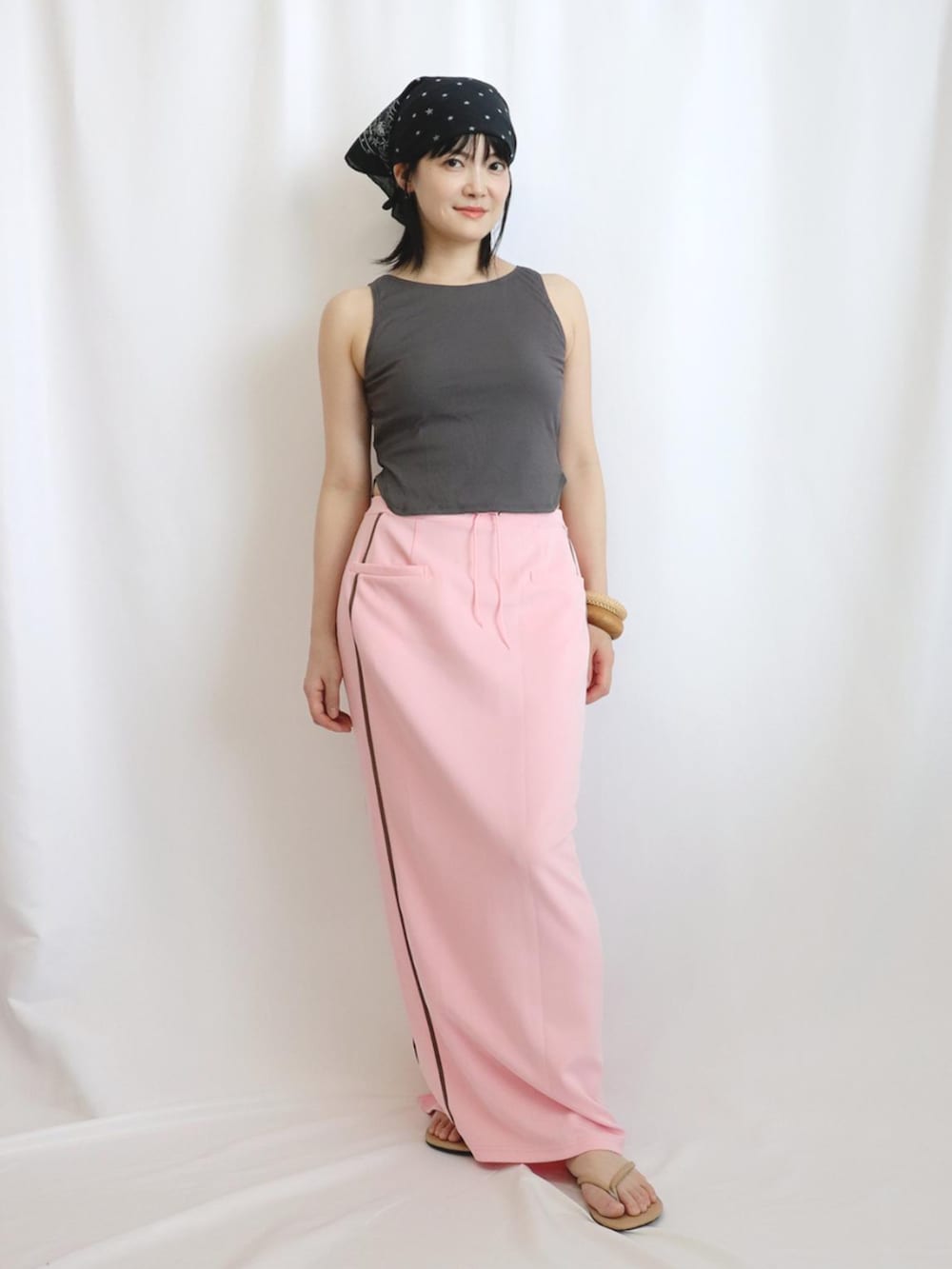 グレー系の水着を着用したレディースの夏コーディネートの2枚目の写真