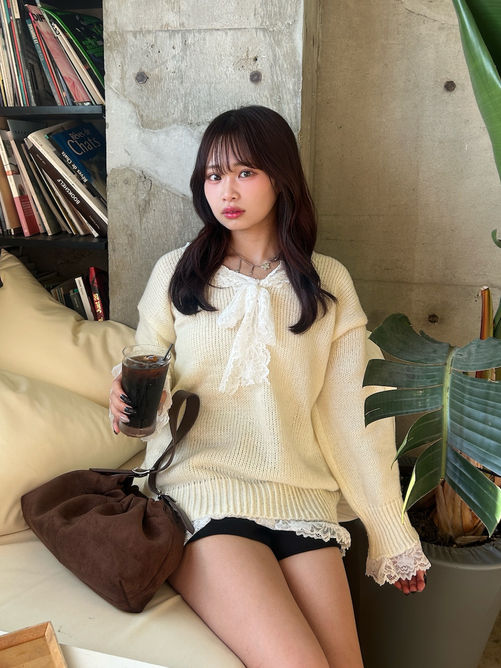 ブラウン系のブーツ、ホワイト系のニット/セーターを着用したレディースの秋コーディネートの2枚目の写真