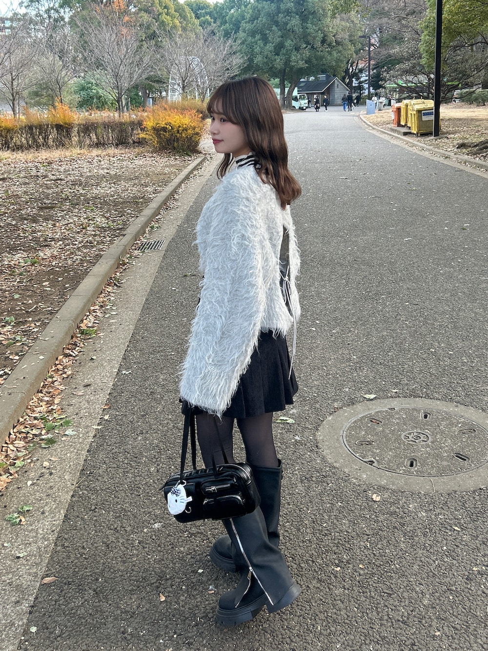 グレー系のニット/セーター、ブラック系のニット/セーター、ブラック系のブーツを着用したレディースの冬コーディネートの4枚目の写真