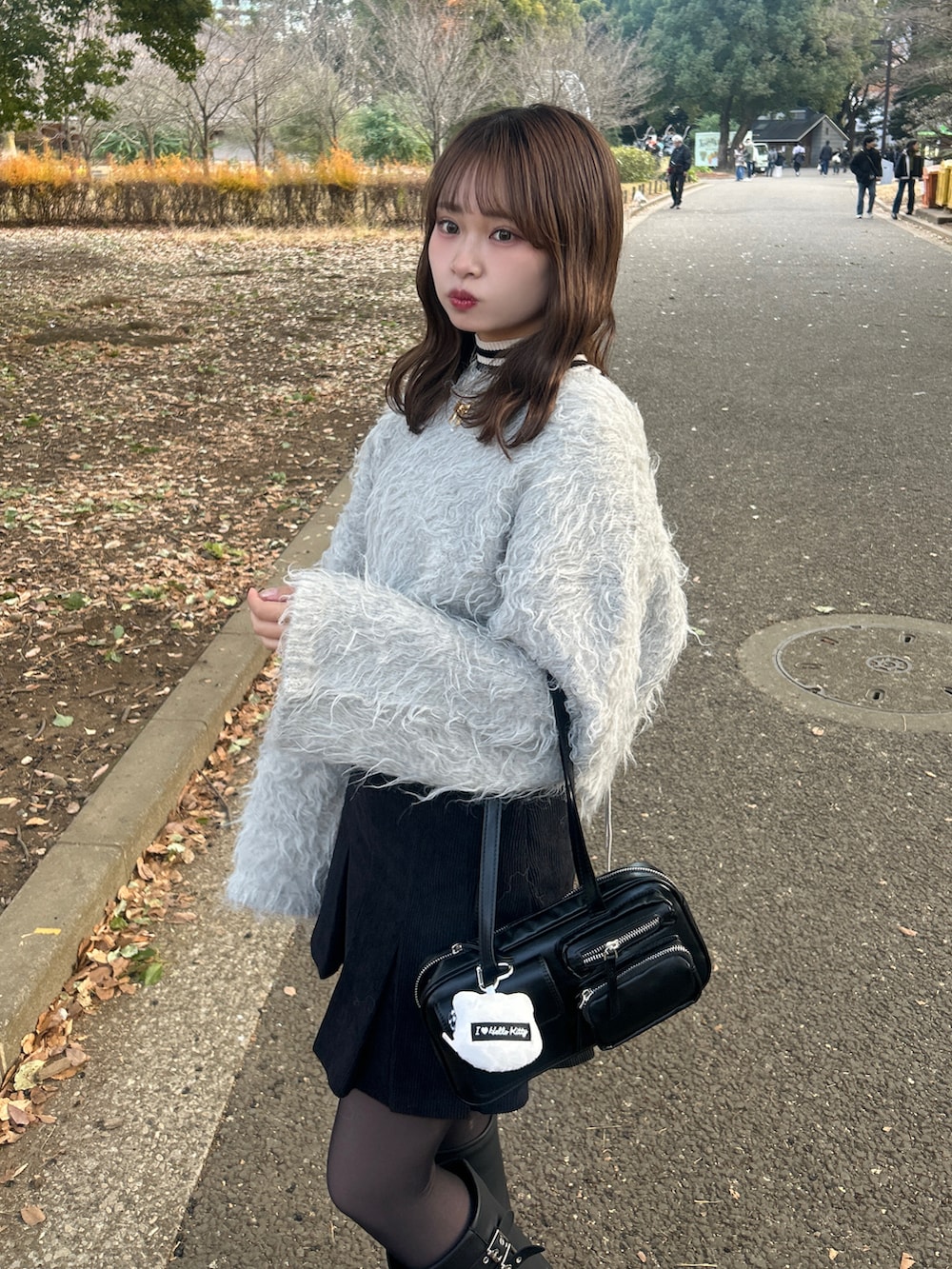 グレー系のニット/セーター、ブラック系のニット/セーター、ブラック系のブーツを着用したレディースの冬コーディネートの3枚目の写真