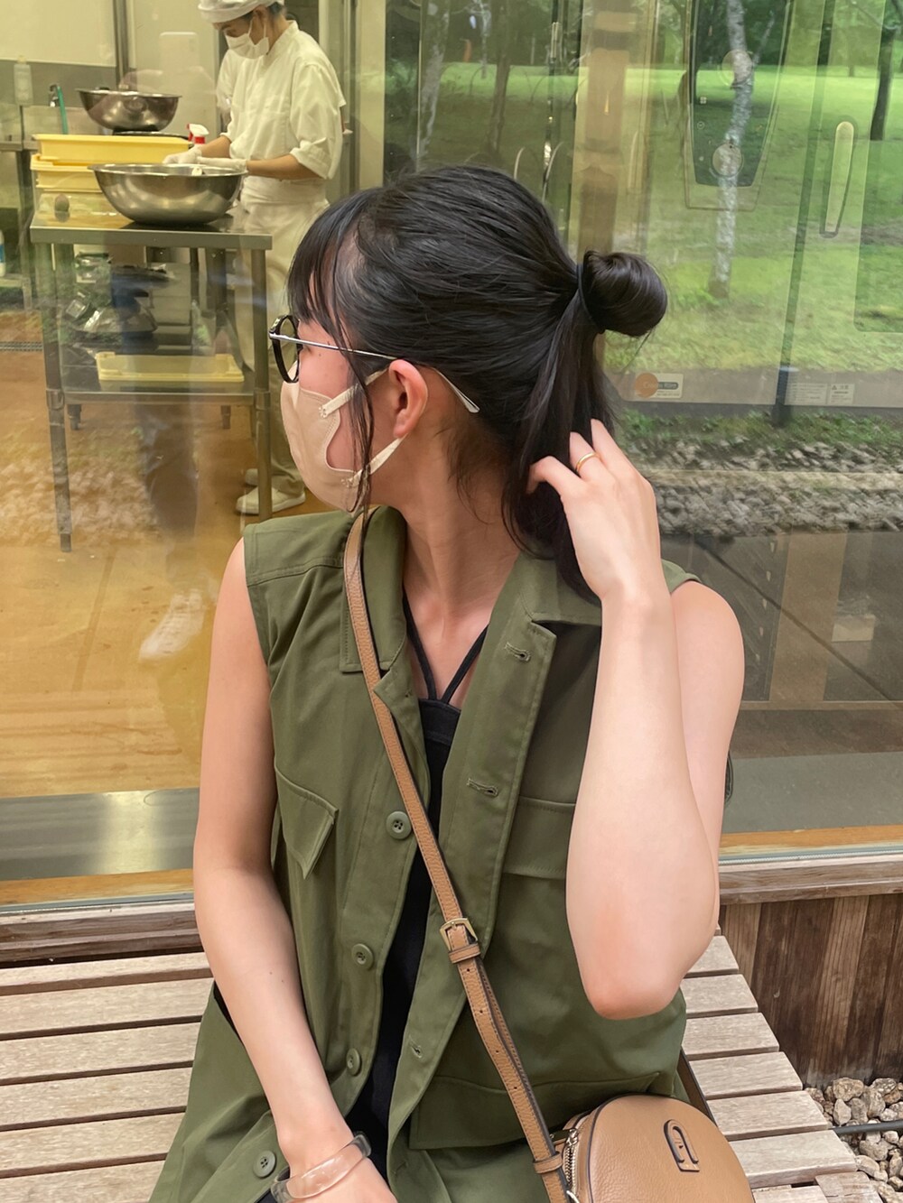 ブラック系のワンピース、グリーン系のベスト、ベージュ系のサンダルを着用したレディースの夏コーディネートの2枚目の写真