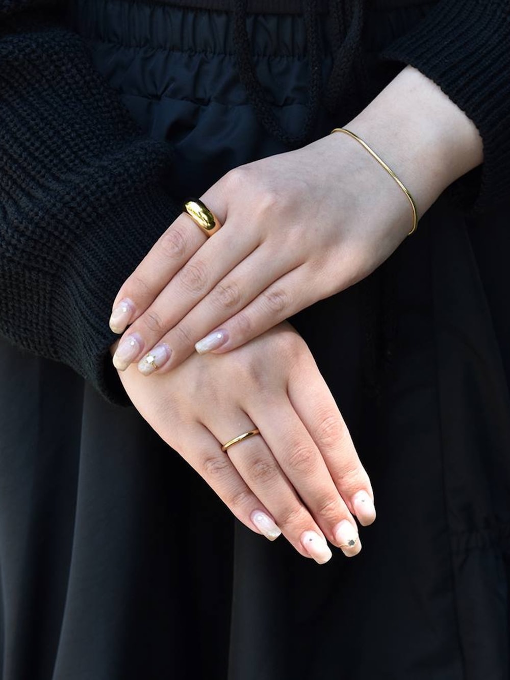 ブラック系のスカート、ホワイト系のローファー、ブラック系のニット/セーターを着用したレディースの夏コーディネートの4枚目の写真