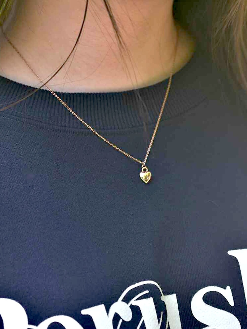 ブルー系のデニムパンツ、ゴールド系のリング、ゴールド系のリングを着用したレディースの春コーディネートの3枚目の写真