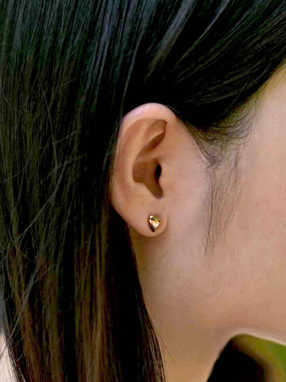 ブルー系のデニムパンツ、ゴールド系のリング、ゴールド系のリングを着用したレディースの春コーディネートの2枚目の写真