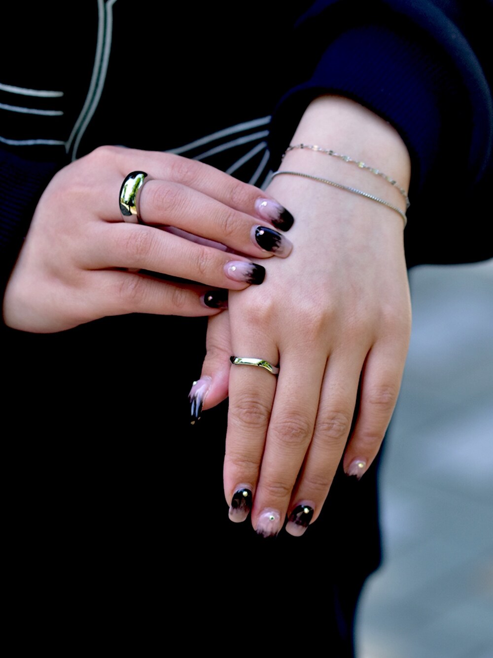 ブルー系のデニムパンツ、ゴールド系のリング、ゴールド系のリングを着用したレディースの春コーディネートの4枚目の写真