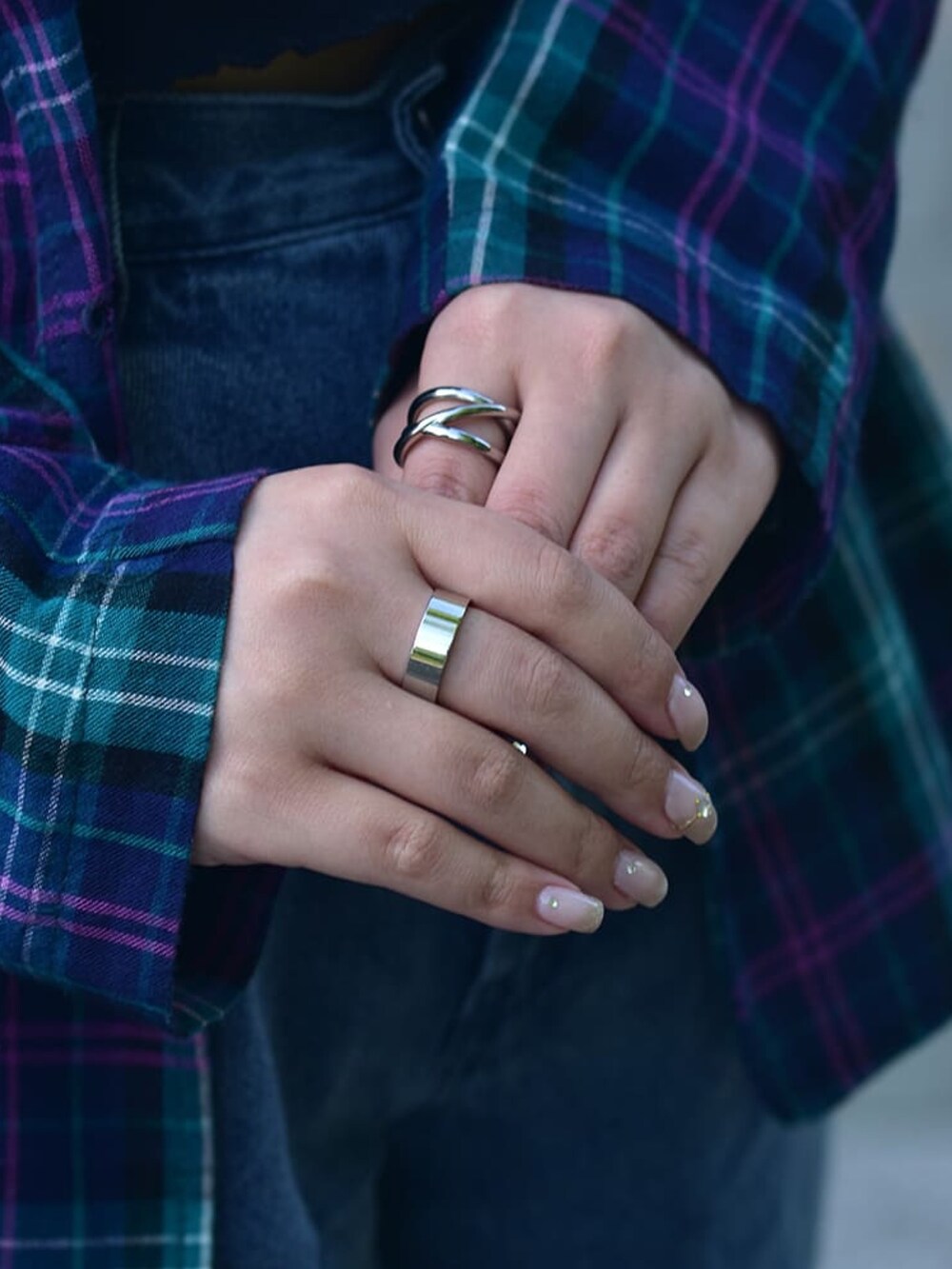 ブルー系のデニムパンツ、シルバー系のリング、シルバー系のリングを着用したレディースの春コーディネートの3枚目の写真