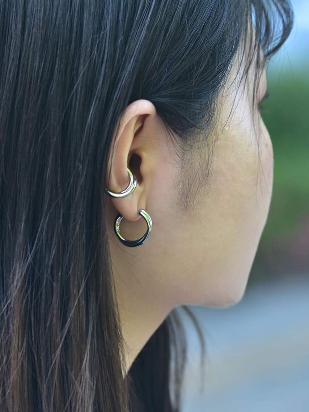 ブルー系のデニムパンツ、シルバー系のリング、シルバー系のリングを着用したレディースの春コーディネートの2枚目の写真