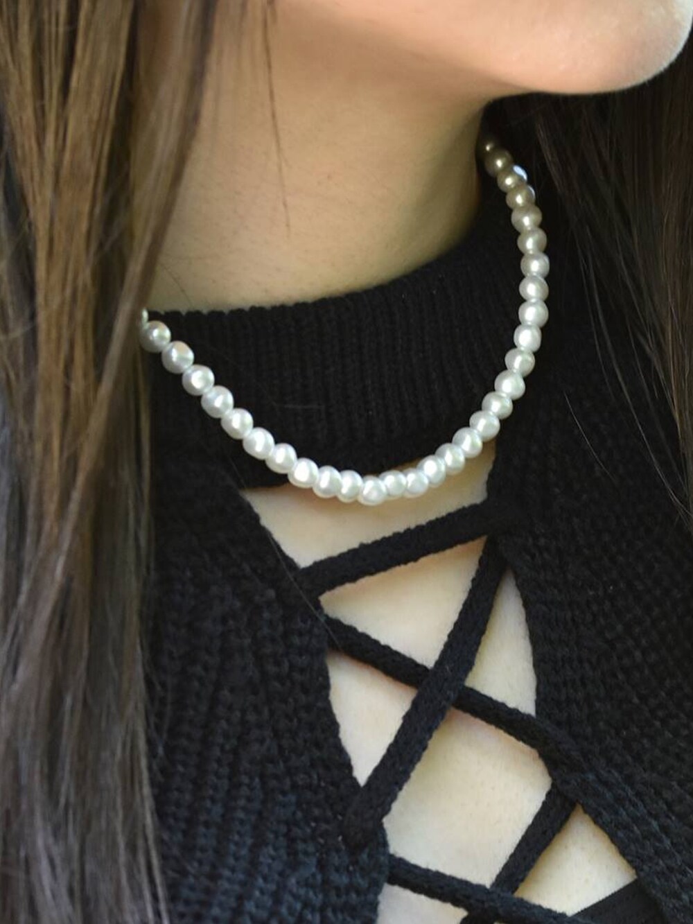 ブラック系のスカート、ホワイト系のローファー、ブラック系のニット/セーターを着用したレディースの夏コーディネートの3枚目の写真