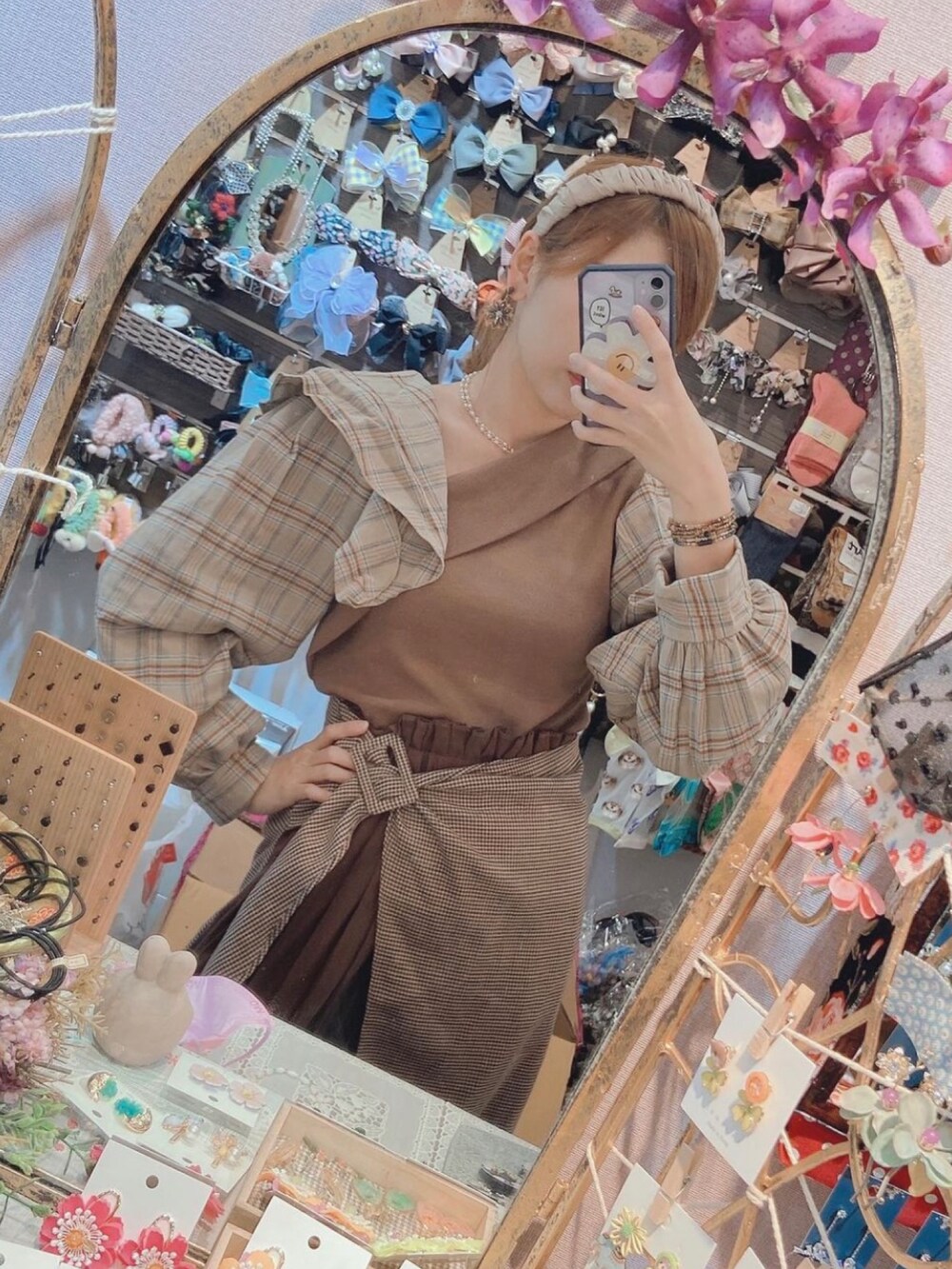 ブラウン系のトップスを着用したレディースの冬コーディネートの2枚目の写真