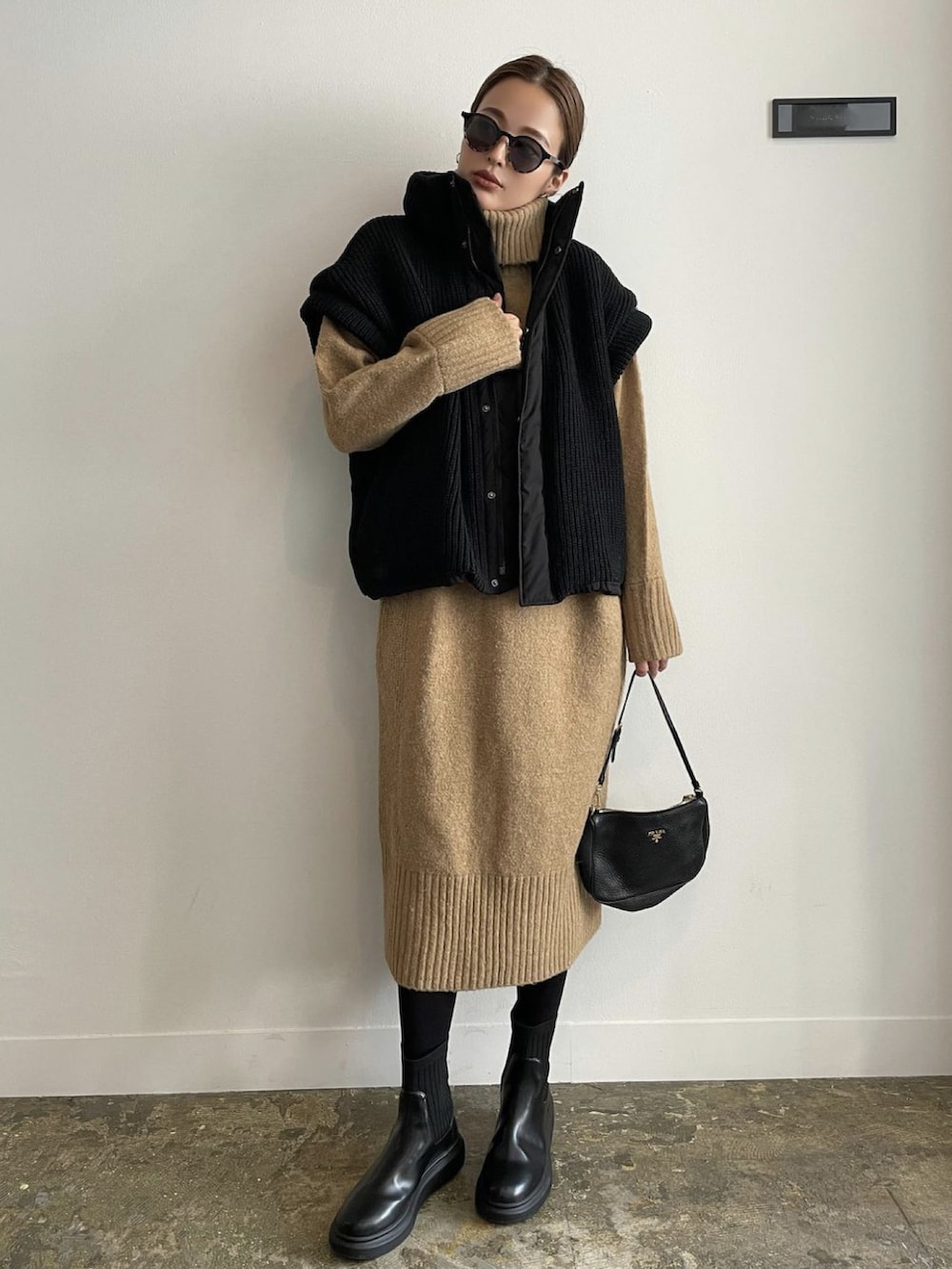 ブラック系のその他アウターを着用したレディースの冬コーディネートの2枚目の写真