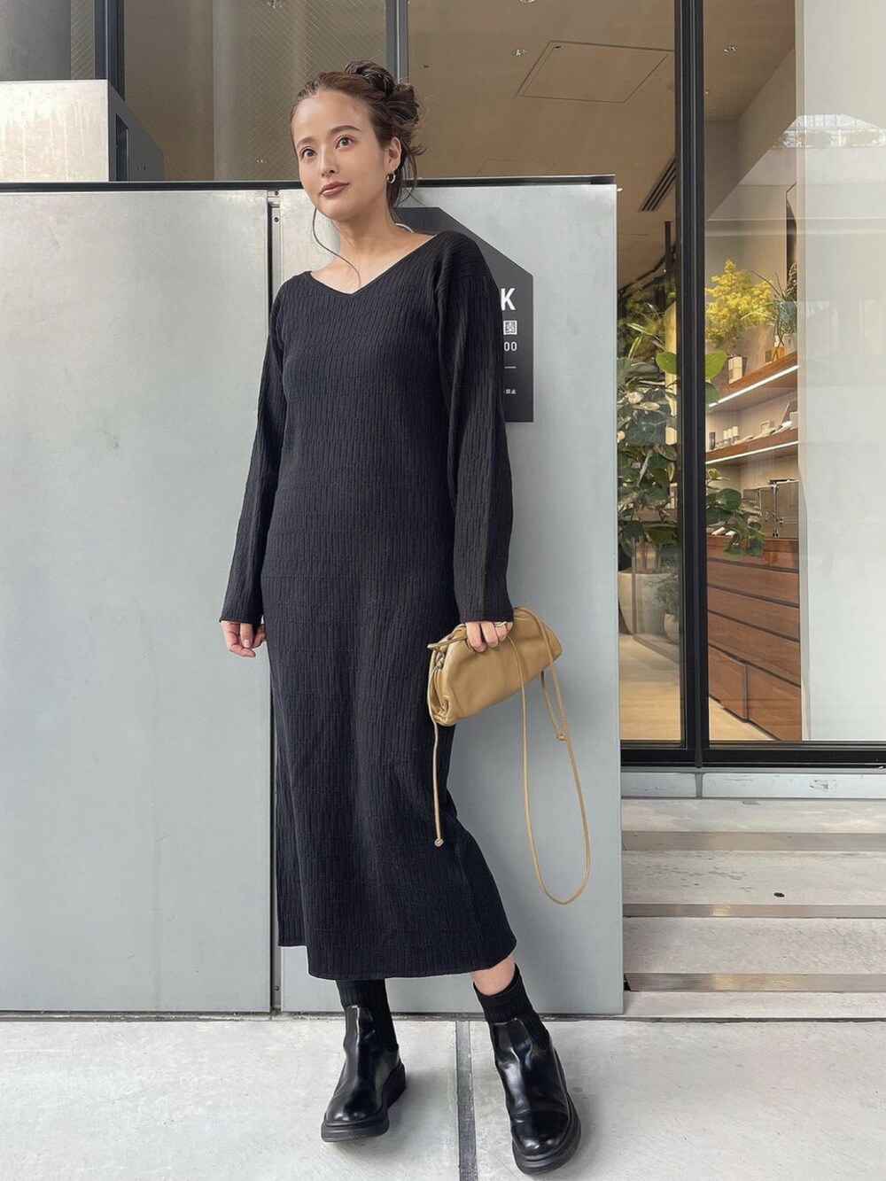 ブラック系のワンピースを着用したレディースの冬コーディネートの2枚目の写真