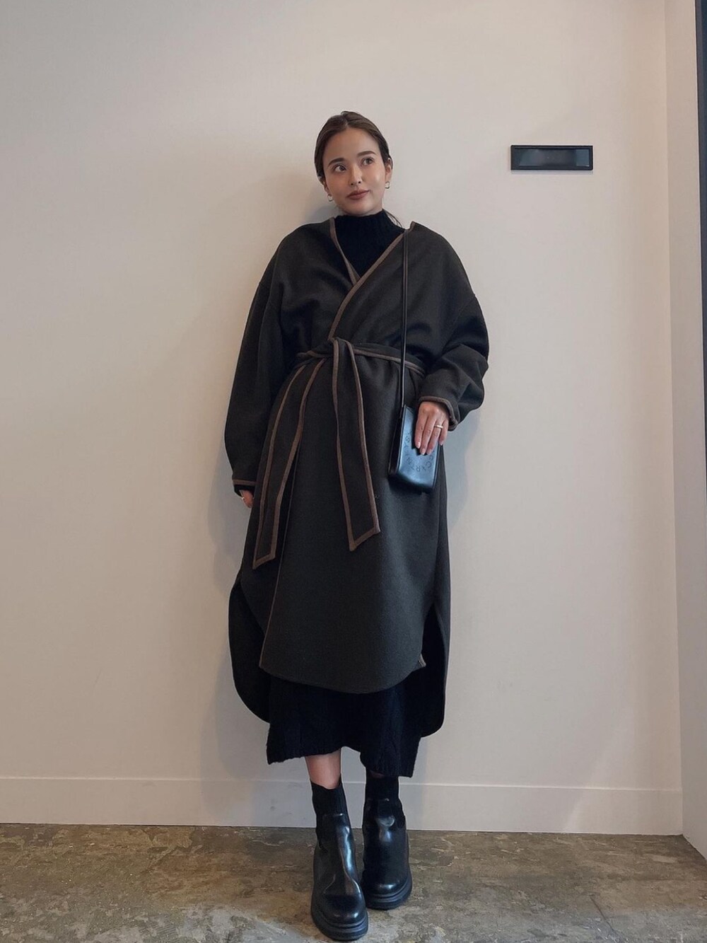 ブラウン系のその他アウターを着用したレディースの冬コーディネートの2枚目の写真