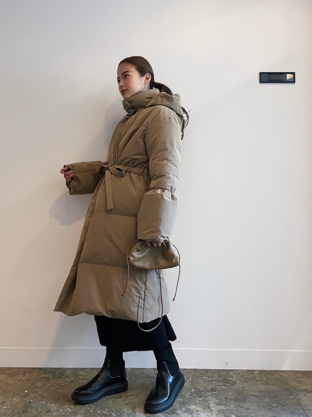 ベージュ系のダウンジャケット/コートを着用したレディースの冬コーディネートの2枚目の写真
