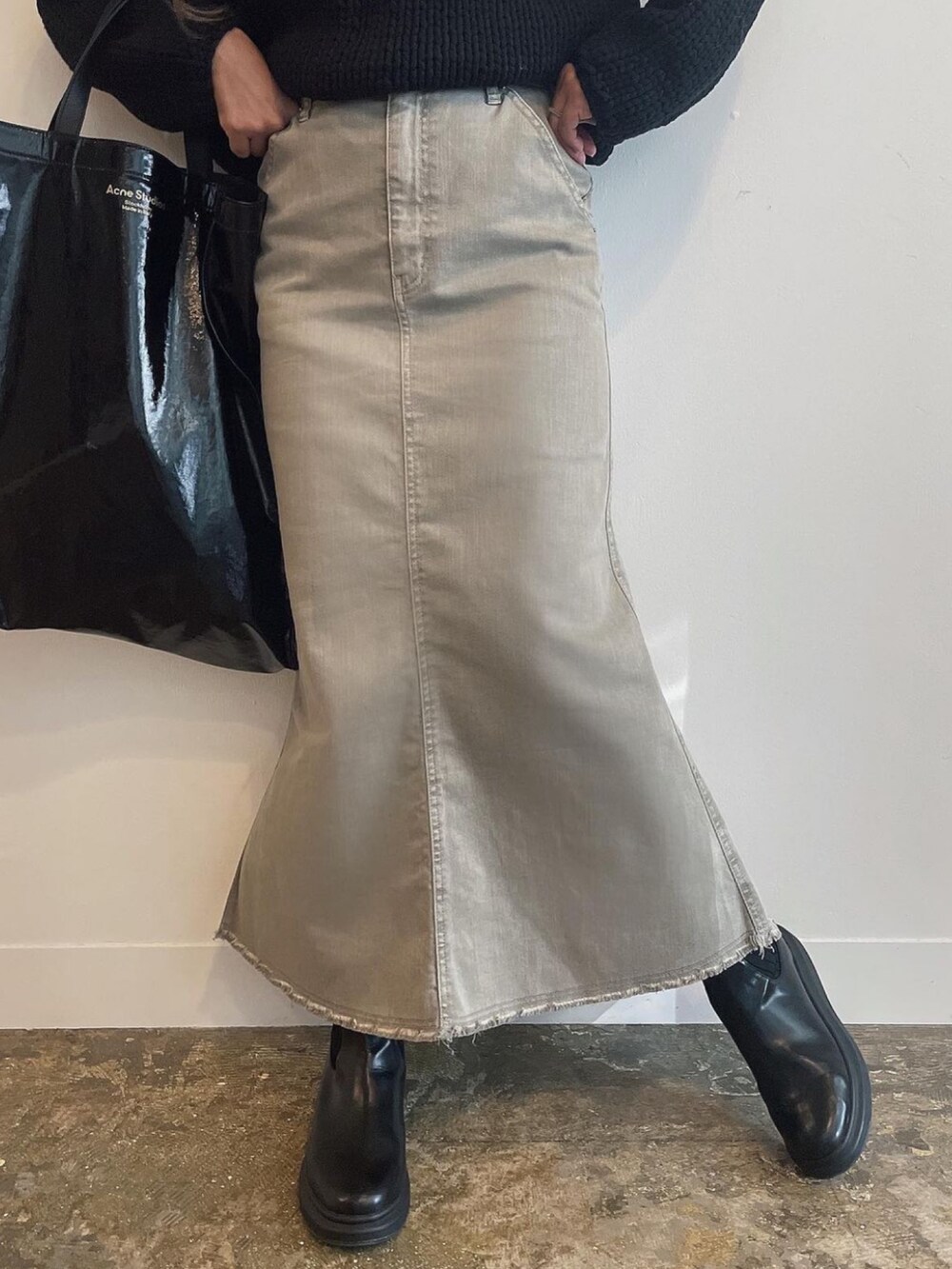 ブラック系のニット/セーター、ベージュ系のスカートを着用したレディースの冬コーディネートの3枚目の写真