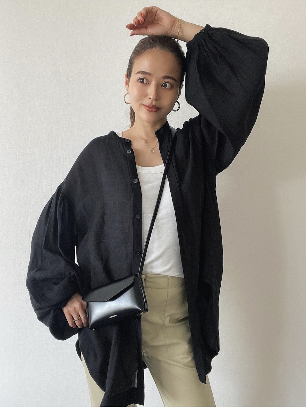 ブラック系のシャツ/ブラウスを着用したレディースの春コーディネートの2枚目の写真