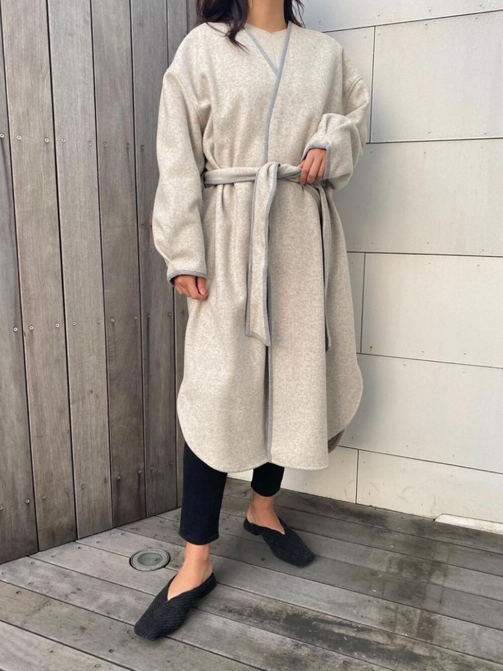 ホワイト系のその他アウター、ブラック系のパンプス、ブラック系のその他パンツを着用したレディースの冬コーディネートの2枚目の写真