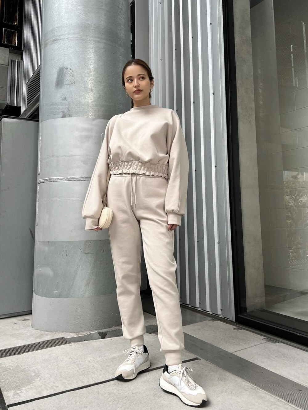 ベージュ系のスウェットパンツ、ベージュ系のスウェットを着用したレディースの春コーディネートの2枚目の写真