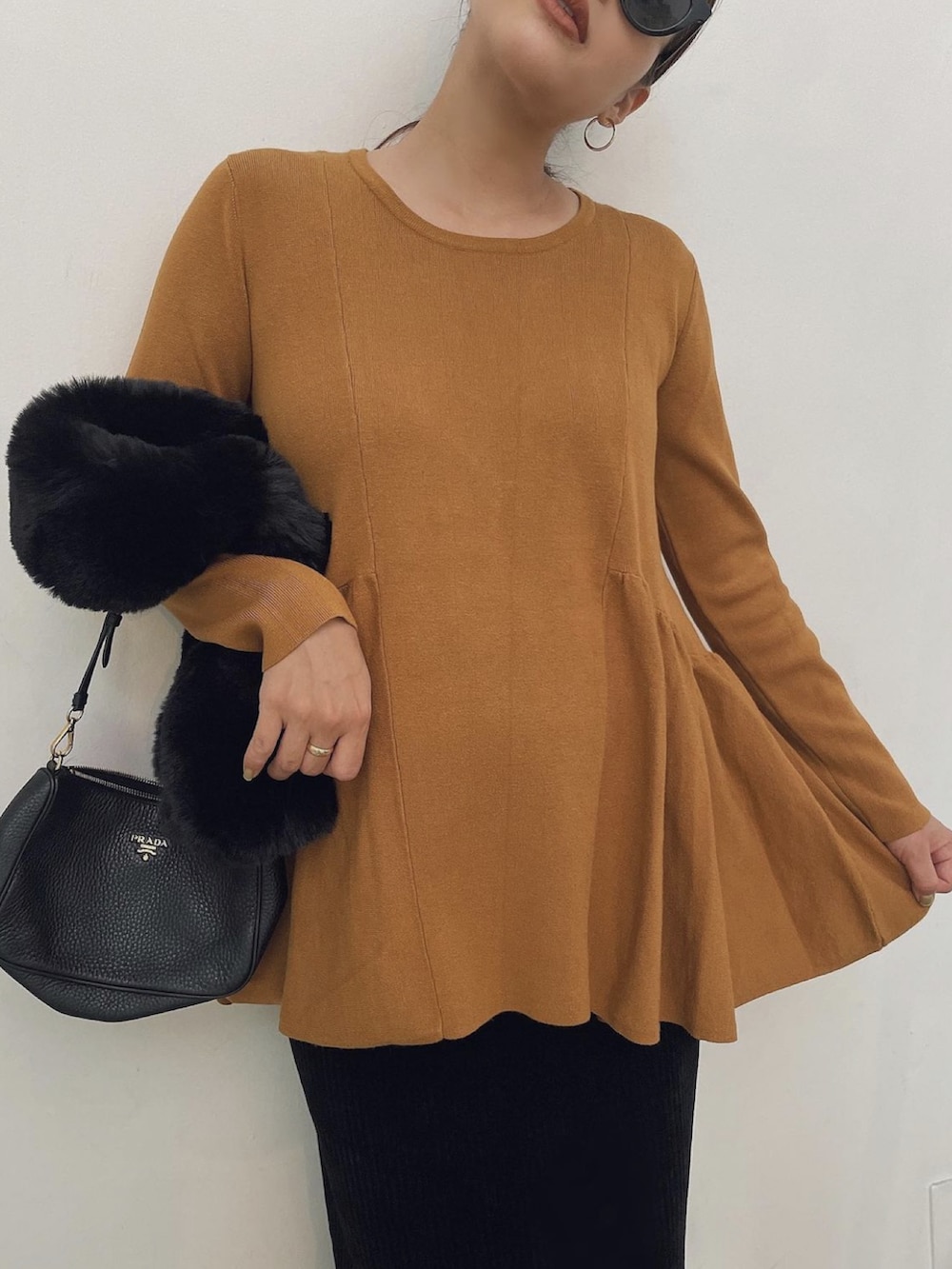 ブラウン系のニット/セーター、ブラック系のネックウォーマー/スヌードを着用したレディースの冬コーディネートの4枚目の写真