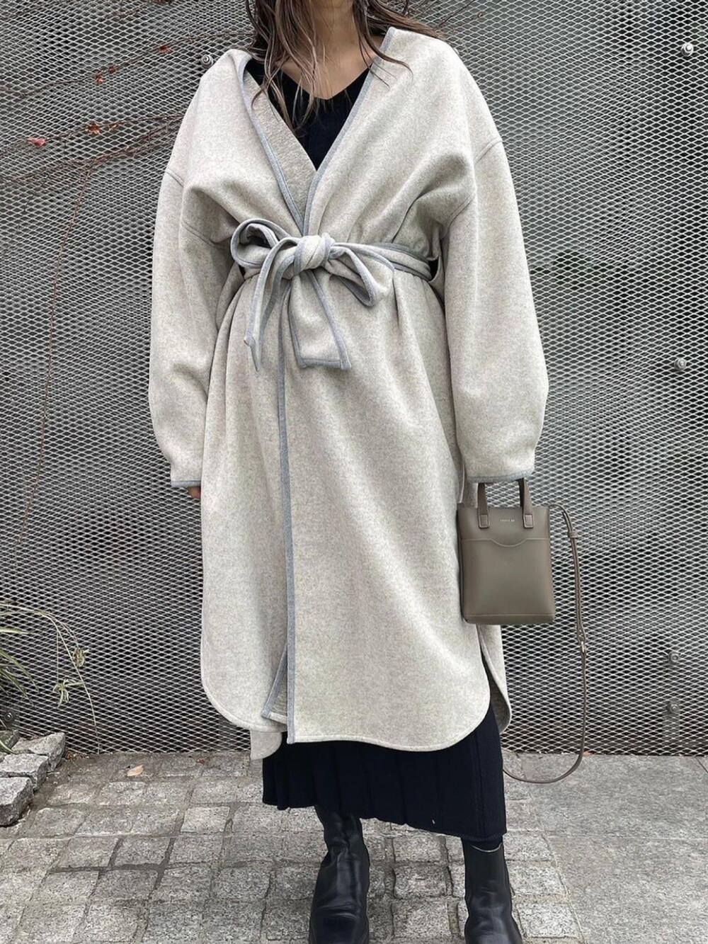 ホワイト系のその他アウターを着用したレディースの冬コーディネートの2枚目の写真