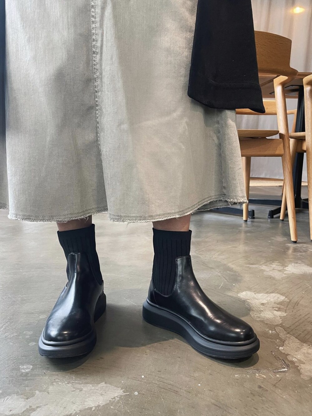 ベージュ系のスカート、ブラック系のノーカラーコート、ホワイト系のTシャツ/カットソーを着用したレディースの秋コーディネートの4枚目の写真