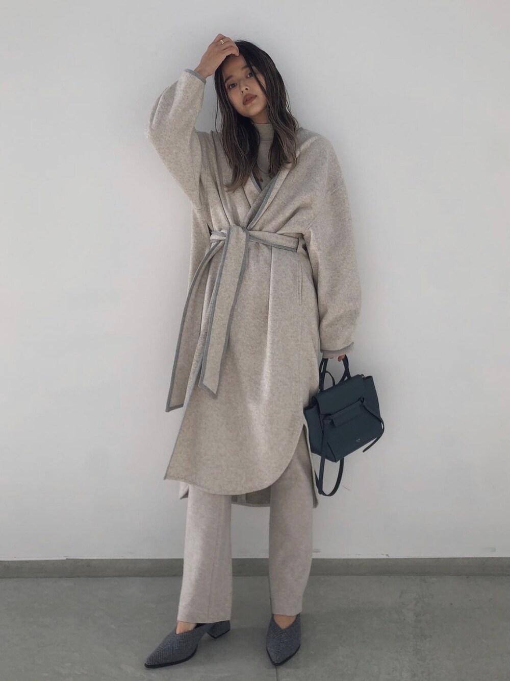 ホワイト系のその他アウター、ホワイト系のその他パンツを着用したレディースの冬コーディネートの2枚目の写真